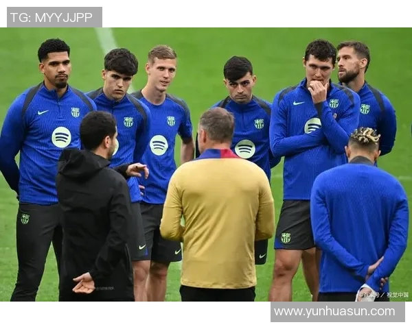 外国足球明星街头表演展现魅力与技艺引发粉丝热潮 外国足球明星街头表演展现魅力与技艺引发粉丝热潮