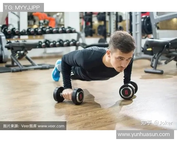 家庭版哑铃锻炼肱三头肌的有效方法与技巧分享